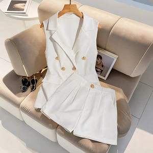 <span class=keywords><strong>Ensemble</strong></span> de costume pour femme d'été, décontracté <span class=keywords><strong>et</strong></span> professionnel, en deux pièces, sans manches, respirant, avec boutons dorés, blanc - Product Image 1