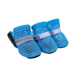 Zapatos de malla para perros, azules, reflectantes, con rayas, transpirables, antideslizantes, protectores para patas de cachorros, calzado de verano para mascotas - Product Image 5