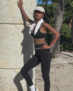 Ensemble de yoga deux pièces noir pour femme, col rond, bretelles spaghetti, taille haute, respirant, avec bordure contrastante, crop top et leggings - Product Image 3