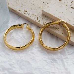 Pendientes de Aro Grandes, Geométricos, Únicos, de Lujo, Chapados en Oro de 18k para Mujer - Product Image 2