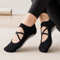 Chaussettes de yoga personnalisées pour femmes avec semelle antidérapante à brides croisées, douces et respirantes, idéales pour le fitness en intérieur et la danse.