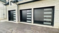 Puerta de Garaje Seccional BOCHARM Moderna de Aluminio, Madera y Acero Galvanizado, con Ventanas de Vidrio Negro Aisladas, Eléctrica y con Aislamiento Acústico