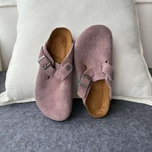 รองเท้าแตะแบบสวม ดีไซน์เนอร์ คุณภาพสูง หนังแท้ สไตล์แฟชั่น สำหรับฤดูร้อน เหมาะสำหรับชายและหญิง ใส่สบาย เหมาะกับชายหาด - Product Image 5