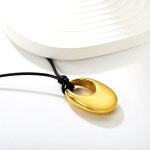 Collar con colgante ovalado retro de estilo europeo americano, cadena ajustable de acero inoxidable para mujer - Product Image 2