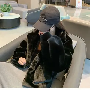 Nouveau manteau en <span class=keywords><strong>fausse</strong></span> <span class=keywords><strong>fourrure</strong></span> de vison d'hiver en gros manteau en peluche de style tempérament à la mode pour femmes manteau en <span class=keywords><strong>fausse</strong></span> <span class=keywords><strong>fourrure</strong></span> de vison pour femmes au design court - Product Image 4