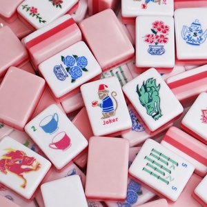 Fichas de Mahjong Americanas de Acrílico Rosa Claro de Cuatro Capas con Diseño de Mono Rosa, para Jugar en Casa y Reuniones - Product Image 1