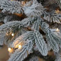 Sapin de Noël artificiel floqué, pré-éclairé avec lumières LED blanc chaud, en PE, avec base en tronc d'arbre pour décoration intérieure.
