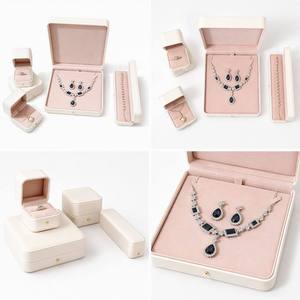 กล่องใส่เครื่องประดับแบบวงแหวน WEIMEI สั่งทำโลโก้ได้ ขายส่ง กล่องหนัง PU หรูหรา สีชมพู ด้านในเป็นสี่เหลี่ยมมุมโค้งมน - Product Image 3