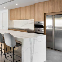 Cuisine modulaire personnalisée Prima, élégante et sans poignées, pour petit appartement, décoration urbaine.