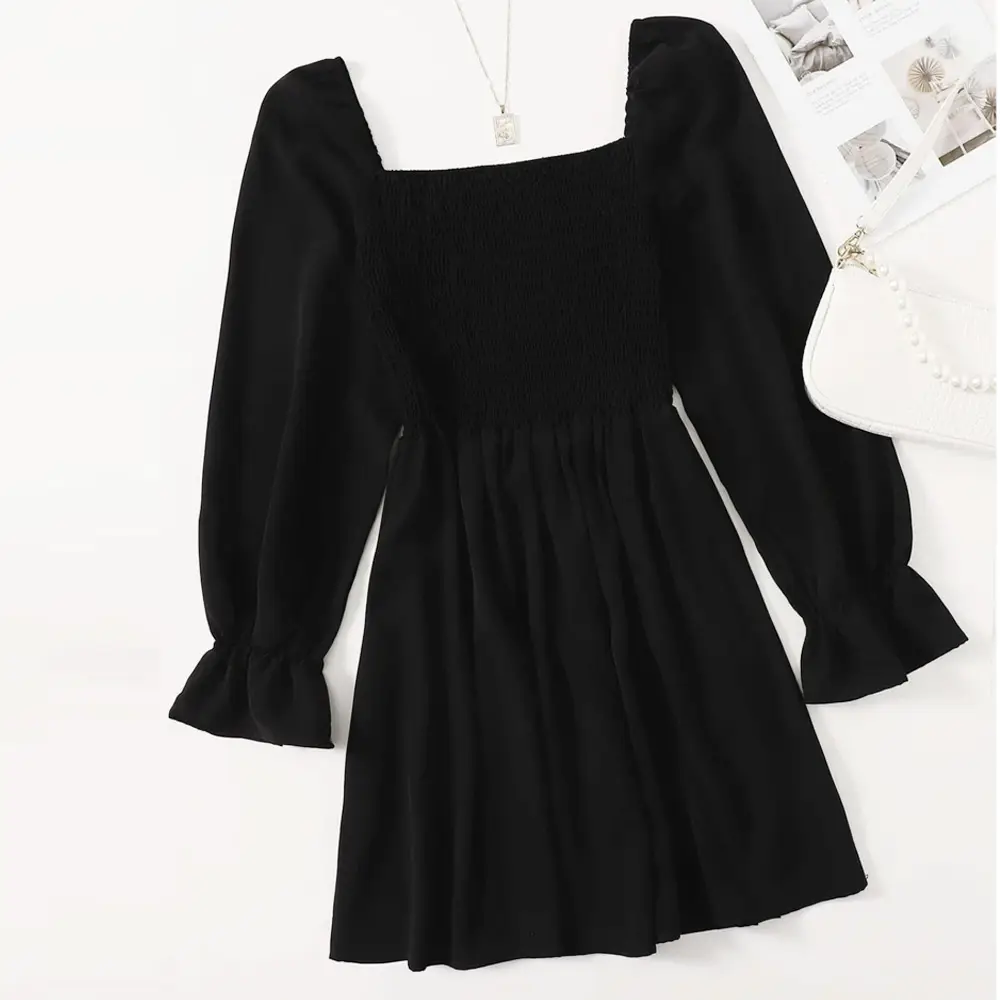 В европейском и американском стиле; Однотонные черные квадратным вырезом и длинным рукавом, темпераментное платье А-силуэта, мини-платье, женская летняя одежда