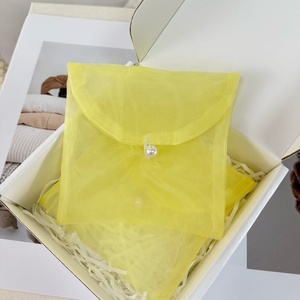Pochette en organza Chuanghua avec bouton perlé, pochette en organza polyester pour emballage cadeau avec logo personnalisé - Product Image 1