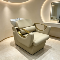 Fauteuil de lavage de luxe pour salon de coiffure, en cuir PU beige, avec accoudoirs dorés et bac en céramique blanc