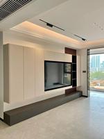 Meuble TV mural design moderne et luxueux pour salon, ensemble de meubles en bois avec panneaux muraux.