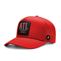 Casquette de golf personnalisée à 5 panneaux en caoutchouc découpée au laser, ventilée, à séchage rapide, respirante, perforée au laser, avec patch logo en caoutchouc personnalisé et cordon