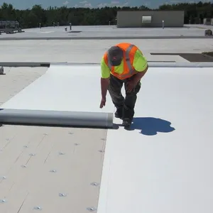 1.2mm 1.5mm 2.0mm membrane imperméable pour toit plat en PVC renforcé membrane de feuille d'étanchéité pour toiture