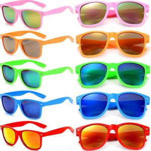 แว่นกันแดดสีดำขนาดเล็กแบบคลาสสิก ราคาประหยัด คุณภาพดี เหมาะสำหรับเป็นของขวัญส่งเสริมการขาย พร้อมสติกเกอร์ติดเลนส์แบบรูเข็ม  สามารถสั่งทำได้ - Product Image 5