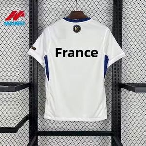 Camiseta de Francia 2025-2026, Logotipo Clásico del Gallo en la Parte Delantera, Mangas a Rayas Rojas y Azules, Calidad Tailandesa, Estándar de Exportación - Product Image 2