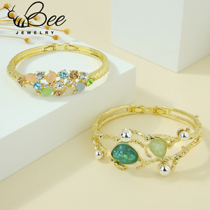 Brazalete Abierto de Latón Chapado en Oro de 14k, Elegante y Retro, con Cristales de Colores, Impermeable y de Alta Calidad para Mujer - Product Image 1