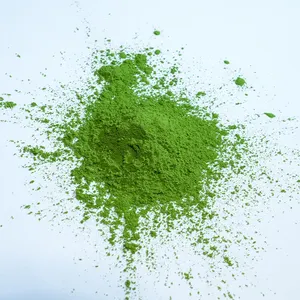 Matcha es un té verde ligeramente en polvo, cubierto y vaporizado que se muele con un molino de piedra natural.