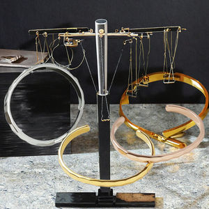 Bracelets joncs pour femmes en acier inoxydable plaqué or 18 carats de style géométrique minimaliste certifiés en gros - Product Image 3