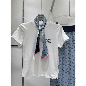 Meilleure vente Ensembles de marque imprimés personnalisés pour femmes décontractés d'été t-shirt et short avec tour de cou en soie ensemble de trois pièces de luxe pour femmes - Product Image 1