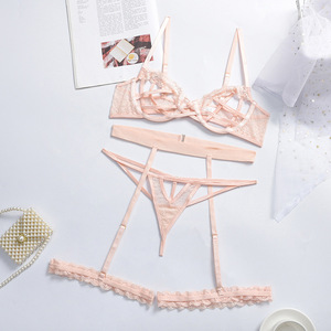 Ensemble de lingerie sexy trois pièces pour femme en dentelle <span class=keywords><strong>transparente</strong></span> avec croisements et détails évidés, soutien-gorge et culotte à bretelles - Product Image 4