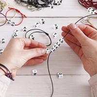 Hongzhi en Stock haute qualité A-Z carré lettre Alphabet perles 6*6mm acrylique lettre perles pour la fabrication de bijoux Bracelets