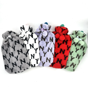 Nueva funda de bolsa de agua caliente de goma de felpa de una sola cara, que proporciona calidez en invierno y comodidad con tela de felpa suave. - Product Image 1