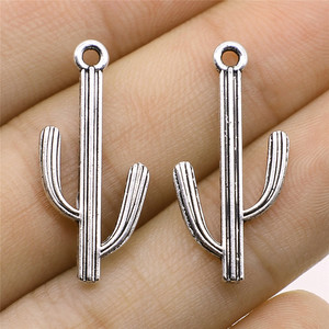 Colgante de <span class=keywords><strong>Cactus</strong></span> Saguaro 14x29mm de Aleación de Zinc Plateado Antiguo con 1 Bucle para Collar Bohemio del Desierto - Product Image 1