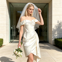 Robe de mariée élégante en satin blanc, longueur midi, épaules dénudées, avec voile pour la mariée
