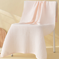 Serviette gaufrée 100% coton couleur unie en rose et bleu à séchage rapide 70*140 cm tissu de bain textile pour la maison vente en gros