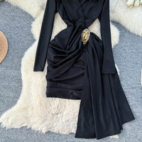 Robe midi décontractée pour femme WIWT, élégante, col en V, manches longues, nouée, froncée, ourlet asymétrique, avec décorations à pompons