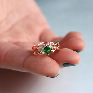 Anillo de Oro Rosa B2568 con Esmeralda y Diamantes Engastados en Pavé, Diseño de Planta, Anillo de Compromiso con Piedras Preciosas para Mujer - Product Image 2