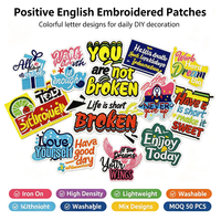Patchs brodés à la mode avec lettres anglaises de dessins animés, badges brodés par ordinateur, appliques thermocollantes pour vêtements, sacs et accessoires