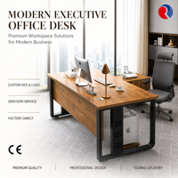 Bureau de direction en forme de L avec plateau en bois grainé, structure en métal noir, pieds à lattes ventilées et armoire de rangement mobile
