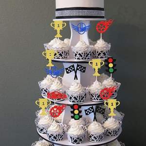 Décorations de cupcakes sur le thème des voitures de course : feux de circulation, roues, trophées, drapeaux, casques, pics à cupcakes pour fête d'anniversaire de garçon sur le thème de la course - Product Image 3