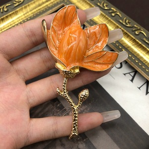 Spilla a forma di fiore di tulipano smaltato a goccia con alone tinto in stile medievale, emblema 3D retrò, semplice ed elegante, accessori per abbigliamento uomo e donna - Product Image 6