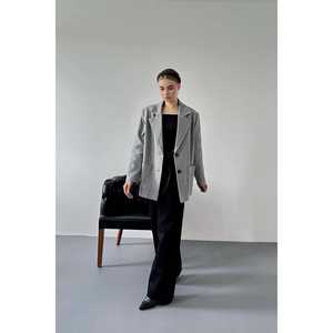 Veste oversize rayée grise pour femmes grandes tailles, tissu tissé minimaliste, style adulte - Product Image 4