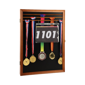 Espositore per Medaglie in Legno Marrone con Porta in Vetro, Scatola Espositiva con Serratura per Premi Sportivi e Pettorali - Product Image 2