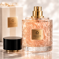Flacon de parfum en verre cristal martelé personnalisé avec étiquette dorée et capuchon noir pour cadeau parfumé