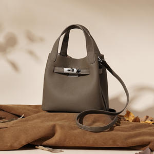 Un bolso de mano de cuero desmontable de gran capacidad con un diseño sencillo y un cierre de cremallera de fácil aplicación. - Product Image 1