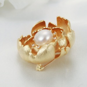 Broche de Moda de Alta Gama Color Cobre con Circonita Incrustada de Diamantes y Perla Real, Decoración para Abrigo o Chaqueta de Zhuji Danshui - Product Image 1