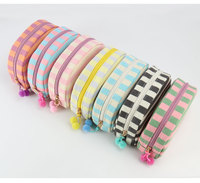 Vente en gros de pochette d'organisation cosmétique à fermeture éclair à rayures de haute qualité trousse de maquillage de voyage personnalisée en toile avec cordon de serrage eau moelleuse