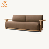 Ensemble de chaises longues d'extérieur modernes en bois massif, sièges profonds incurvés, mobilier de patio résistant aux intempéries, coussins marron, pour jardin, villa, complexe hôtelier
