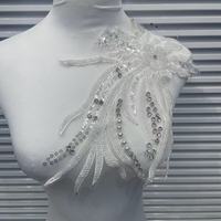 Tissu en dentelle orné de perles de cristal colorées, de paillettes et de strass, avec appliqué brodé pour robes de mariée et costumes de spectacle