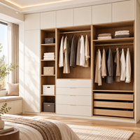 Armoire colonne haute sur mesure avec rangement supérieur et tiroirs mixtes pour chambres parentales contemporaines