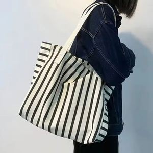 Bolsa de Lona de Gran Capacidad y Alta Calidad para Viaje o Playa, Personalizable, Ecológica, Resistente, con Asa Larga a Rayas, Cierre de Cremallera y Botón - Product Image 4