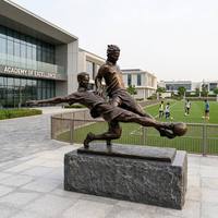 Statue de football vintage grandeur nature en bronze patiné, représentant des athlètes en action, sculpture en bronze