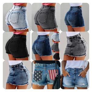 Shorts en jean courts pour femmes avec des styles imprimés, fendus et ajustés, expédiés de manière aléatoire - Product Image 3