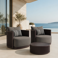 Ensemble de canapés d'extérieur en aluminium gris foncé de luxe moderne, table basse ovale cannelée, fauteuils cylindriques confortables pour cour et patio